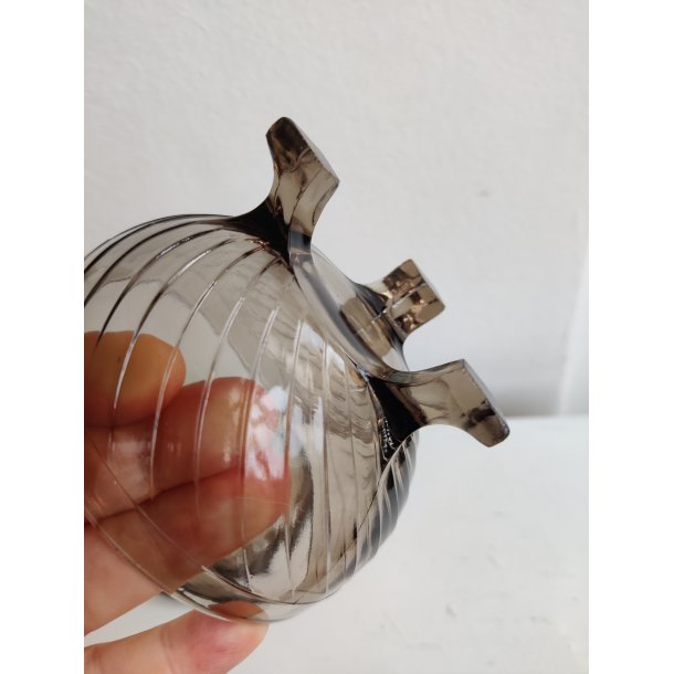 L�gkrukke i r�gfarvet glas