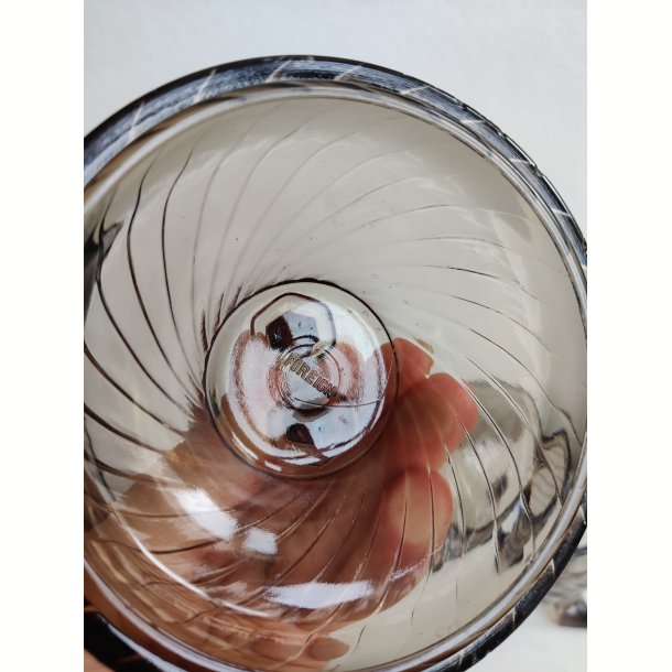 L�gkrukke i r�gfarvet glas