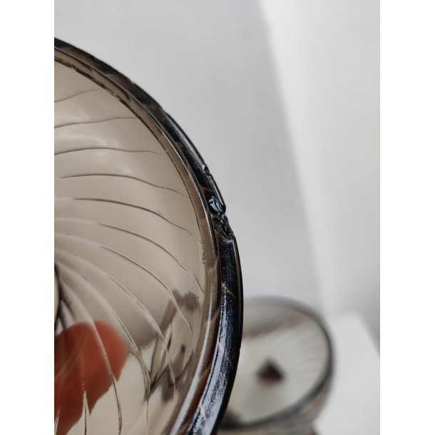 L�gkrukke i r�gfarvet glas