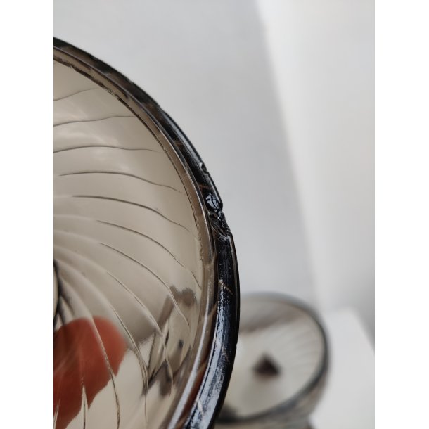 L�gkrukke i r�gfarvet glas