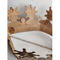 Gammel kongekrone i gyldent pap