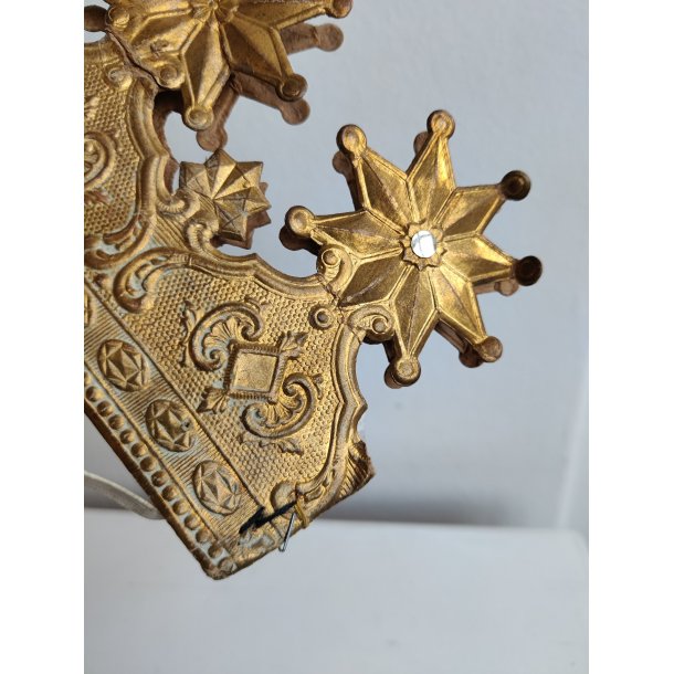 Gammel kongekrone i gyldent pap