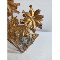 Gammel kongekrone i gyldent pap