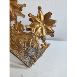 Gammel kongekrone i gyldent pap