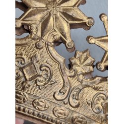 Gammel kongekrone i gyldent pap