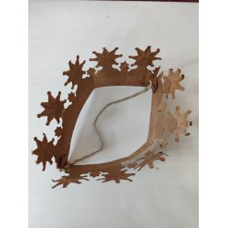 Gammel kongekrone i gyldent pap