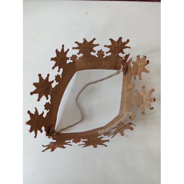 Gammel kongekrone i gyldent pap