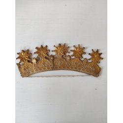 Gammel kongekrone i gyldent pap