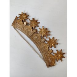 Gammel kongekrone i gyldent pap