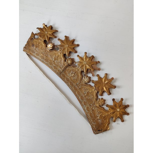 Gammel kongekrone i gyldent pap