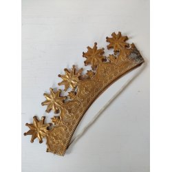 Gammel kongekrone i gyldent pap