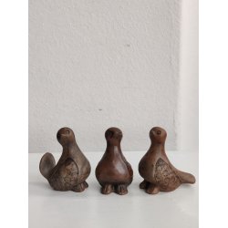 Tre sm� brune keramikfugle