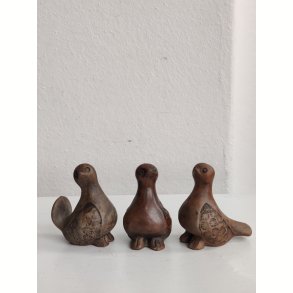 Tre sm� brune keramikfugle