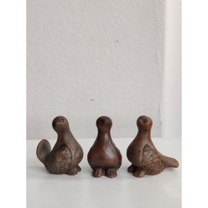 Tre sm� brune keramikfugle