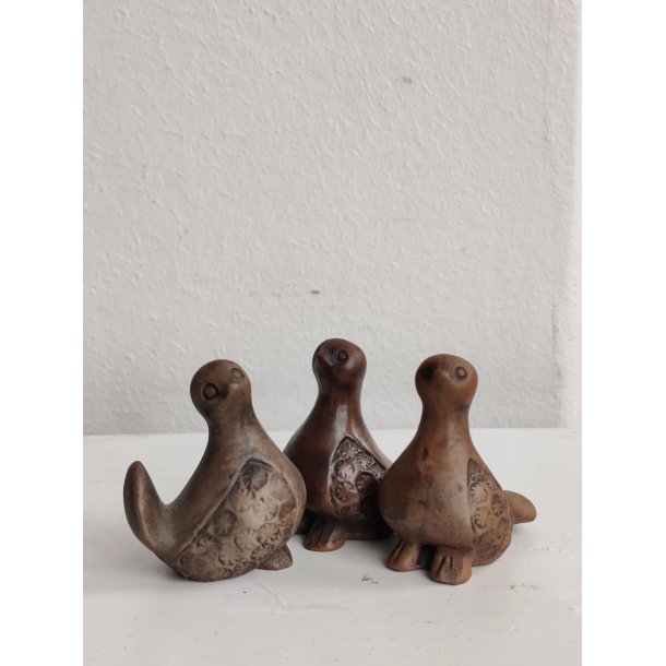 Tre sm� brune keramikfugle