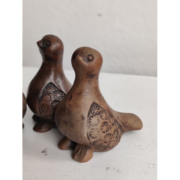 Tre sm� brune keramikfugle