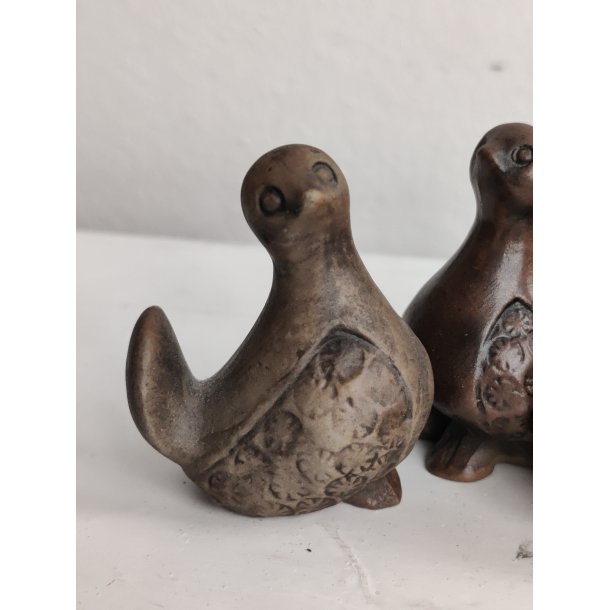 Tre sm� brune keramikfugle