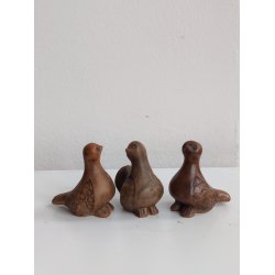 Tre sm� brune keramikfugle