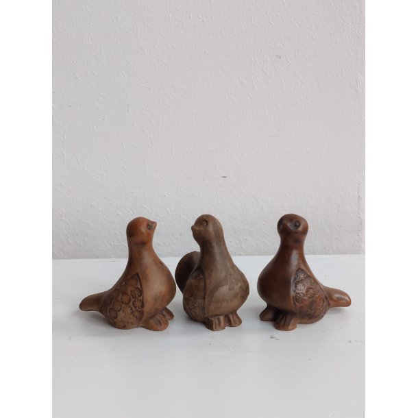 Tre sm� brune keramikfugle