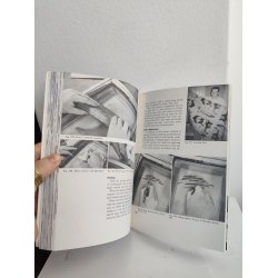 Francis J. Kafka: Batik, tie dyeing, stenciling, silk screen, block printing. The hand decoration af fabrics. 1973