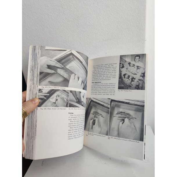 Francis J. Kafka: Batik, tie dyeing, stenciling, silk screen, block printing. The hand decoration af fabrics. 1973