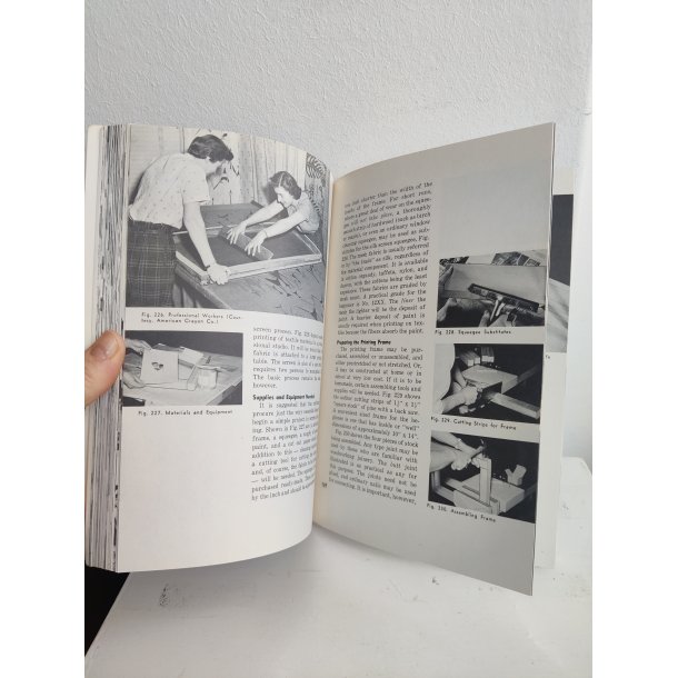 Francis J. Kafka: Batik, tie dyeing, stenciling, silk screen, block printing. The hand decoration af fabrics. 1973