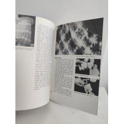 Francis J. Kafka: Batik, tie dyeing, stenciling, silk screen, block printing. The hand decoration af fabrics. 1973