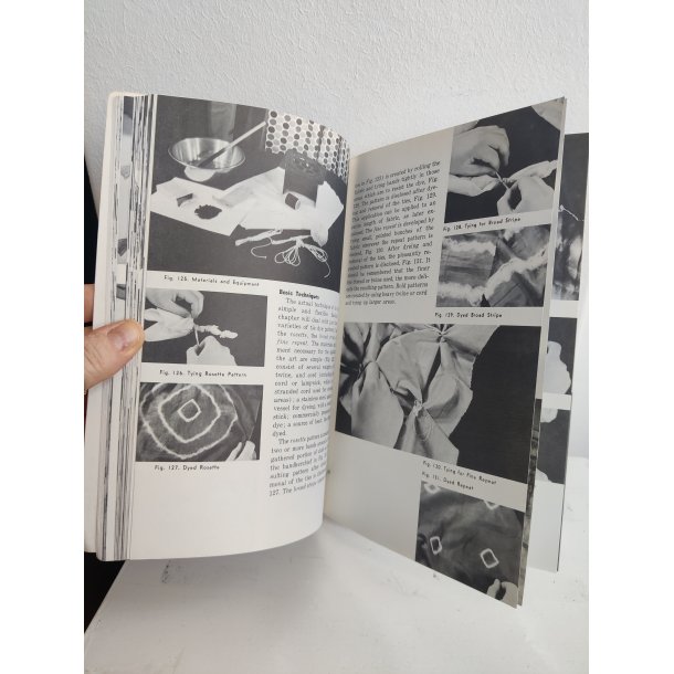 Francis J. Kafka: Batik, tie dyeing, stenciling, silk screen, block printing. The hand decoration af fabrics. 1973