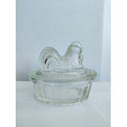 S�d glaskrukke med h�ne p� l�get