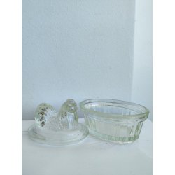 S�d glaskrukke med h�ne p� l�get