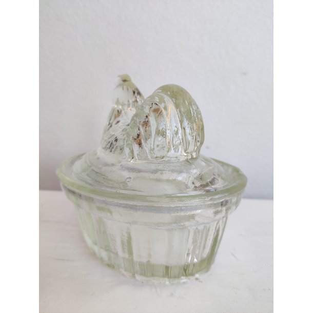 S�d glaskrukke med h�ne p� l�get