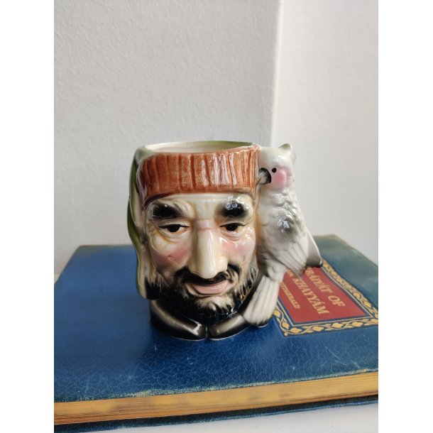 Pirat med papeg�je, vintage fajancekop 