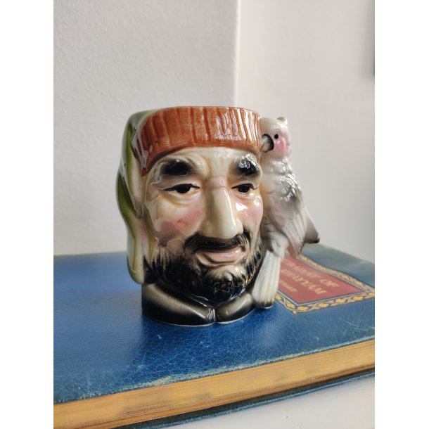 Pirat med papeg�je, vintage fajancekop 