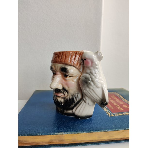 Pirat med papeg�je, vintage fajancekop 