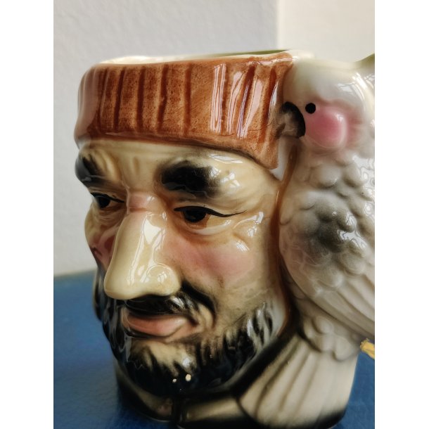 Pirat med papeg�je, vintage fajancekop 