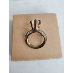 Broche formet som k�mpe diamantring