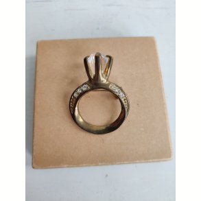 Broche formet som k�mpe diamantring