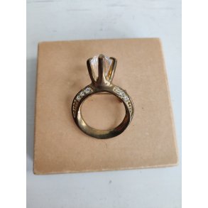 Broche formet som k�mpe diamantring