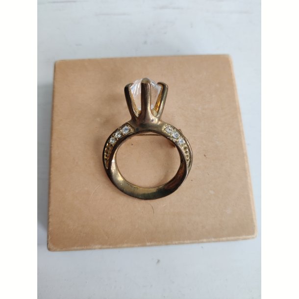 Broche formet som k�mpe diamantring