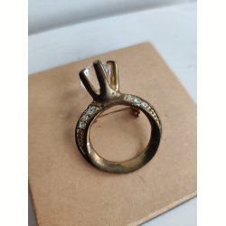 Broche formet som k�mpe diamantring