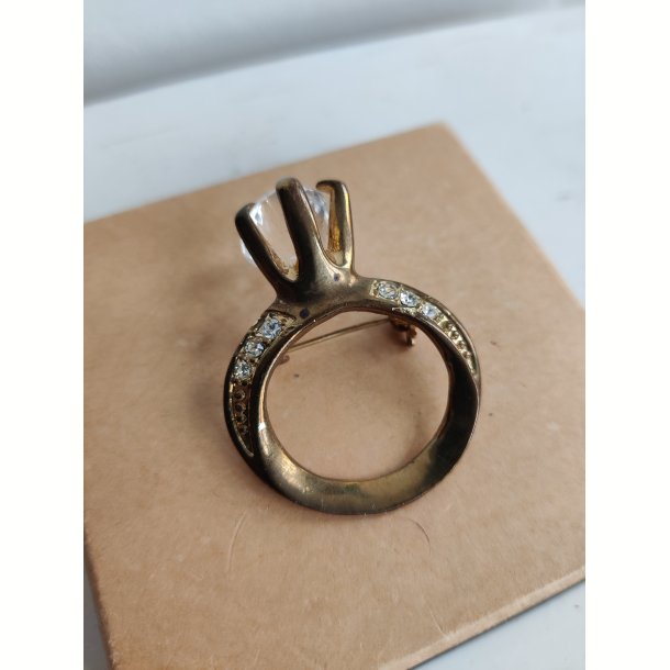Broche formet som k�mpe diamantring