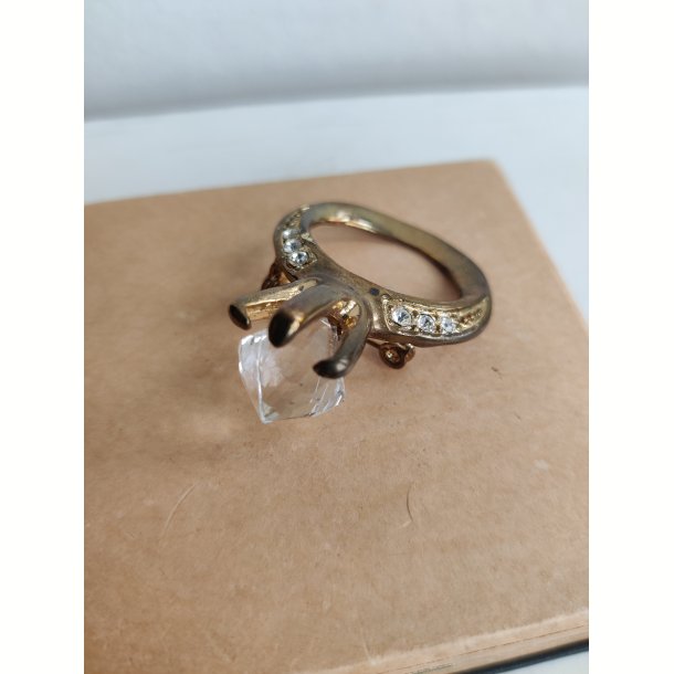 Broche formet som k�mpe diamantring