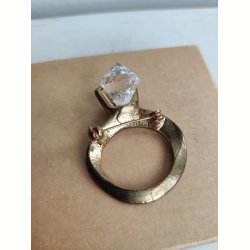 Broche formet som k�mpe diamantring