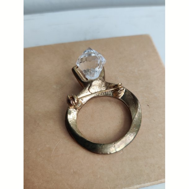 Broche formet som k�mpe diamantring