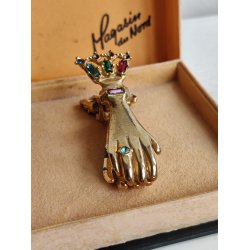 Gyldne h�nder klips med farvede sten