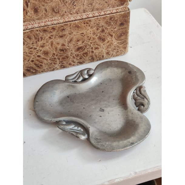 Lille sk�nvirke tinfad til m�nter, smykker eller visitkort