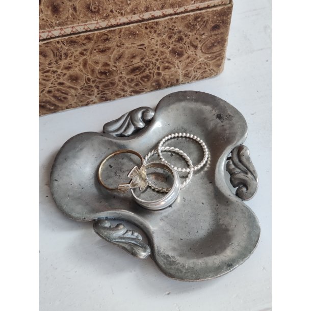 Lille sk�nvirke tinfad til m�nter, smykker eller visitkort