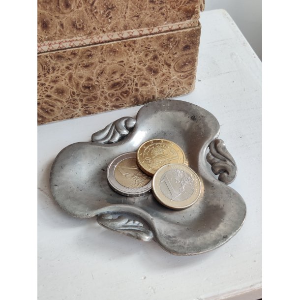 Lille sk�nvirke tinfad til m�nter, smykker eller visitkort