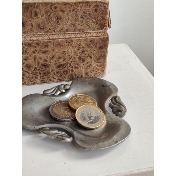 Lille sk�nvirke tinfad til m�nter, smykker eller visitkort