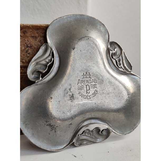 Lille sk�nvirke tinfad til m�nter, smykker eller visitkort